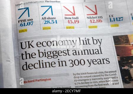 "L'economia del Regno Unito è colpita dal più grande declino annuale del 300 Articolo anni nella sezione finanziaria del giornale Guardian di Londra Inghilterra Regno Unito 13 febbraio 2021 Foto Stock