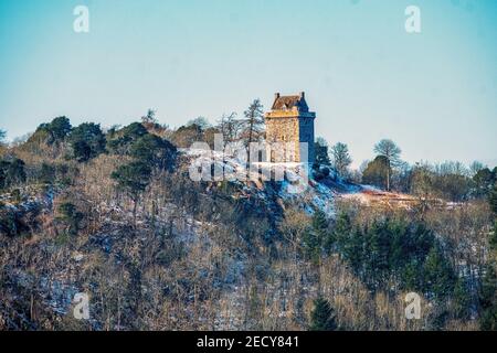 Vista del castello di Fatlips una torre di confine Peel situata in cima a Minto Crags vicino Ancrum, confini scozzesi, Regno Unito. Foto Stock