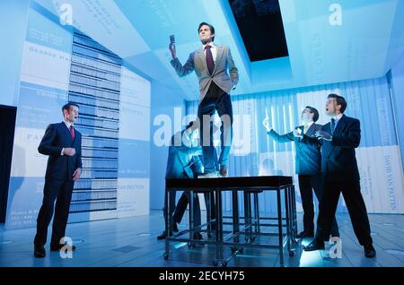 Fronte sinistra: Matt Smith (Patrick Bateman) sul tavolo: Ben Aldridge (Paul Owen) destra: Jonathan Bailey (Tim Price) in PSYCHO AMERICANO al Almeida Theatre, Londra N1 12/12/2013 musica e testi: Duncan Sheik libro: Roberto Aguirre-Sacasa basato sul romanzo di Bret Easton Ellis Set design: Es Devlin costumi: Katrina Lindsay illuminazione: Jon Clark coreografia: Lynne Page regista: Rupert Goold Foto Stock