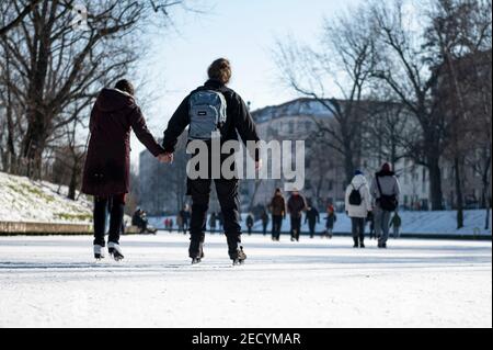 Berlino, Germania. 14 Feb 2021. Una coppia scivola attraverso il Landwehrkanal. Credit: Fabian Sommer/dpa/Alamy Live News Foto Stock