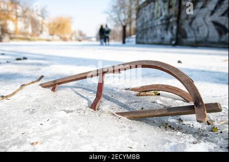 Berlino, Germania. 14 Feb 2021. Una slitta è congelata nel ghiaccio del canale Landwehr. Credit: Fabian Sommer/dpa/Alamy Live News Foto Stock