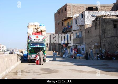 Vicolo Sphinx nel centro di Luxor in Egitto Foto Stock