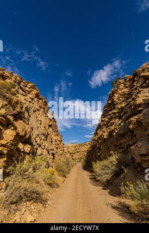 Old Denver e Rio Grande Western Railroad tagliano nella vecchia città fantasma dell'estrazione del carbone di Sego, Utah, Stati Uniti Foto Stock