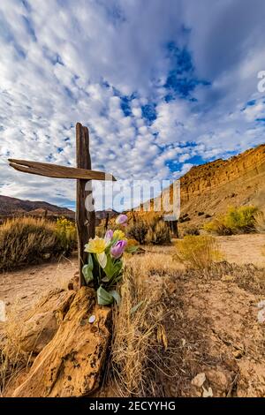 Tomba del deserto con drammatiche nuvole in alto nel cimitero della città mineraria del carbone di Sego, Utah, Stati Uniti Foto Stock