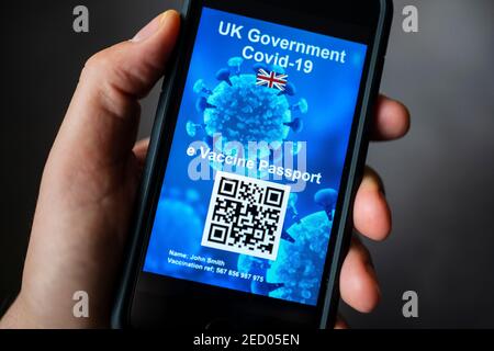 Progettazione concettuale di un possibile passaporto elettronico per la vaccinazione Covid-19 nel Regno Unito utilizzando il codice QR su uno smartphone. Foto Stock