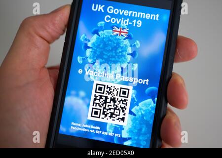 Progettazione concettuale di un possibile passaporto elettronico per la vaccinazione Covid-19 nel Regno Unito utilizzando il codice QR su uno smartphone. Foto Stock