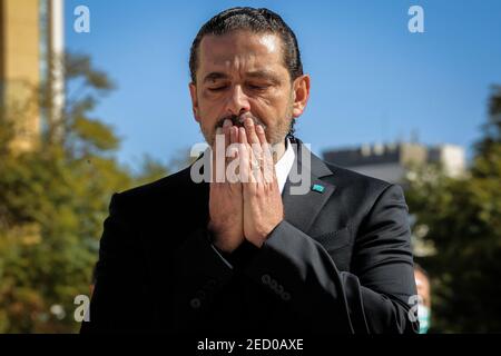 Beirut, Libano. 14 Feb 2021. Il primo ministro libanese Saad Hariri recita i versi del Santo Corano mentre depone una corona alla tomba del padre, il defunto primo ministro Rafiq al-Hariri, per celebrare il 16° anniversario del suo assassinio. Il 14 febbraio 2005, Rafiq al-Hariri fu assassinato in un massiccio attentato all'automobile intrappolata. Credit: Marwan Naamani/dpa/Alamy Live News Foto Stock