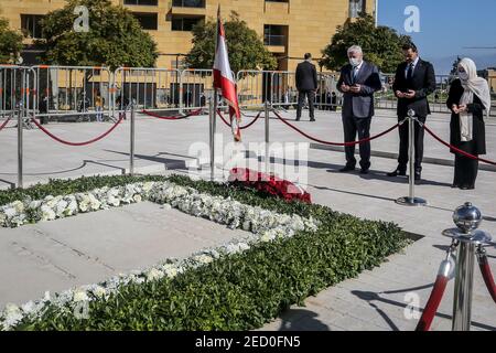 Beirut, Libano. 14 Feb 2021. Il libanese ha designato il primo ministro Saad Hariri (C) insieme a sua zia Bahia (R) e allo zio Shafiq recita i versetti del Santo Corano e ha deposto le corone presso la tomba del padre, il defunto primo ministro Rafiq al-Hariri, per celebrare il 16° anniversario del suo assassinio. Il 14 febbraio 2005, Rafiq al-Hariri fu assassinato in un massiccio attentato all'automobile intrappolata. Credit: Marwan Naamani/dpa/Alamy Live News Foto Stock