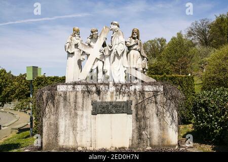 Il santuario di Marija Bistrica, Croazia, Europa. Marija Bistrica è il più grande santuario mariano della Croazia, si trova nella parte sud-est della croata Zagorje, sulle pendici settentrionali della montagna sopra Zagabria si trova a circa quaranta chilometri di distanza dalla capitale. La collina della Via Crucis con monumenti situati ad ogni tappa. Stazione 2 - Gesù è incaricato della Croce. Foto Stock