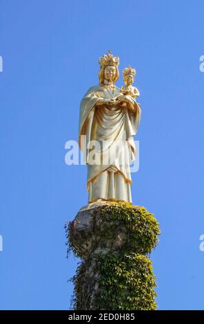 Il santuario di Marija Bistrica, Croazia, Europa. Marija Bistrica è il più grande santuario mariano della Croazia, si trova nella parte sud-est della croata Zagorje, sulle pendici settentrionali della montagna sopra Zagabria si trova a circa quaranta chilometri di distanza dalla capitale. Vergine Maria con la statua di Gesù, la venerata Madonna. Foto Stock