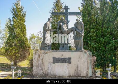 Il santuario di Marija Bistrica, Croazia, Europa. Marija Bistrica è il più grande santuario mariano della Croazia, si trova nella parte sud-est della croata Zagorje, sulle pendici settentrionali della montagna sopra Zagabria si trova a circa quaranta chilometri di distanza dalla capitale. La collina della Via Crucis con monumenti situati ad ogni tappa. Stazione 13 - Gesù è preso dalla croce. Foto Stock