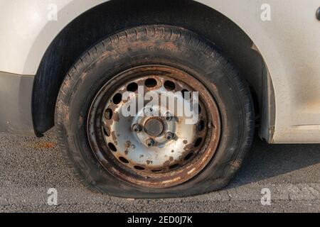 Bristol, Nailsea, Inghilterra-Febbraio 2021-Vista ravvicinata di uno pneumatico forato su un veicolo abbandonato Foto Stock