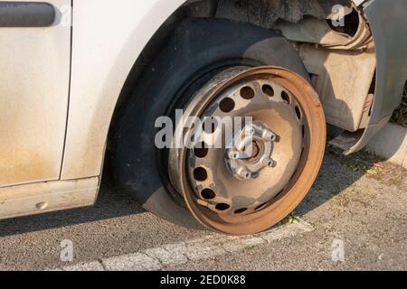 Bristol, Nailsea, Inghilterra-Febbraio 2021-Vista ravvicinata di uno pneumatico forato su un veicolo abbandonato Foto Stock