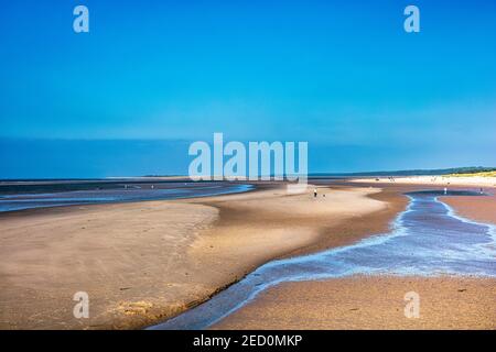 East Beach Nairn in estate, uno dei posti più soleggiati e più aridi della Scozia, Moray Firth, Highlands. Scozia Foto Stock