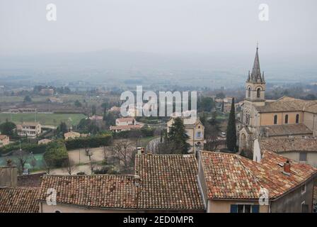 Villaggio collinare con torre della chiesa in Provenza Foto Stock