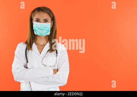 Medico o infermiere fidato che indossa maschera chirurgica e stetoscopio Foto Stock