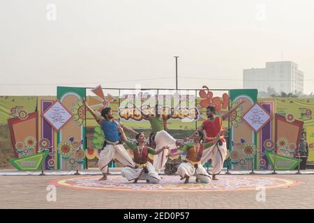 Gli artisti si esibiscono sul palco durante Pahela Falgun (primo giorno della primavera) a Dhaka.Pohela Falgun, conosciuto anche come il primo giorno della primavera del mese bengalese Falgun, è una festa celebrata in Bangladesh. Centinaia di persone si sono riunite nel campus dell'Università di Dhaka per dare il benvenuto al primo giorno di Basanta Utsab (festival primaverile) a Dhaka. Foto Stock