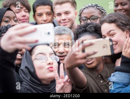 Sadiq Khan pone per un selfie con i bambini della scuola locale come conferma la data per la nuova tassa tossica di Londra per la maggior parte delle automobili inquinanti a Coram's Fields, Londra. Data immagine: Venerdì 17 febbraio 2017. Il credito fotografico dovrebbe essere: © DavidJensen Foto Stock