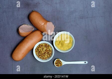 Senape in vassoi e salsiccia di carne, Germania Foto Stock