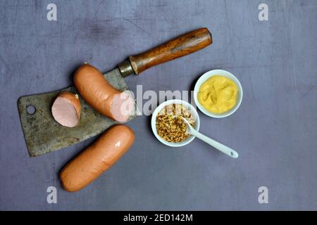 Senape varia in ciotole e salsiccia di carne su scissione, Germania Foto Stock