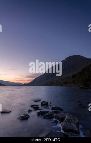 Dawn rompe su Llyn Ogwen, Snowdonia, Galles del Nord Foto Stock