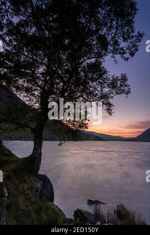 Dawn rompe su Llyn Ogwen, Snowdonia, Galles del Nord Foto Stock