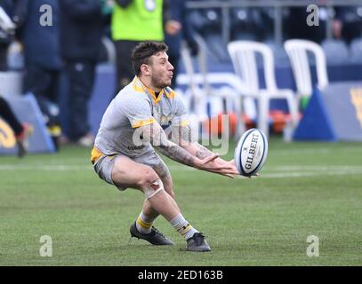 Sixways Stadium, Worcester, Worcestershire, Regno Unito. 14 Feb 2021. Premiership Rugby, Worcester Warriors Versus Wasps; Matteo Minozzi of Wasps affolla la palla Credit: Action Plus Sports/Alamy Live News Foto Stock