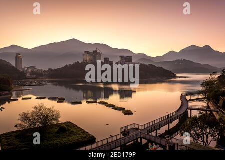 Alba sul lago Sun Moon, National Scenic Area, contea di Nantou, Taiwan Foto Stock