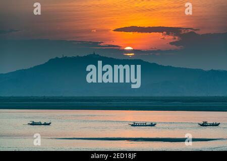 Tramonto sul fiume Irrawaddy, Bagan, Myanmar Foto Stock