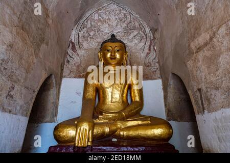 buddha seduto nel tempio di Manuha, Bagan, Myanmar Foto Stock