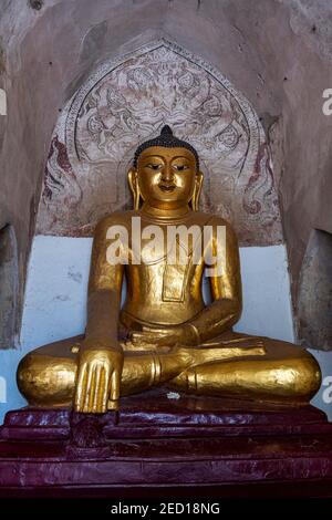 buddha seduto nel tempio di Manuha, Bagan, Myanmar Foto Stock