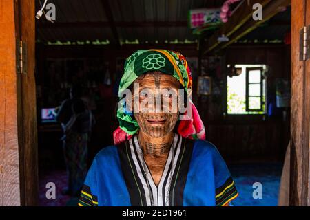 Donna di mento con tatuaggio spiderweb, Mindat, Chin stato, Myanmar Foto Stock