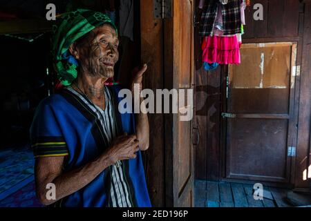 Donna di mento con tatuaggio spiderweb, Mindat, Chin stato, Myanmar Foto Stock