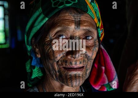 Donna di mento con tatuaggio spiderweb, Mindat, Chin stato, Myanmar Foto Stock