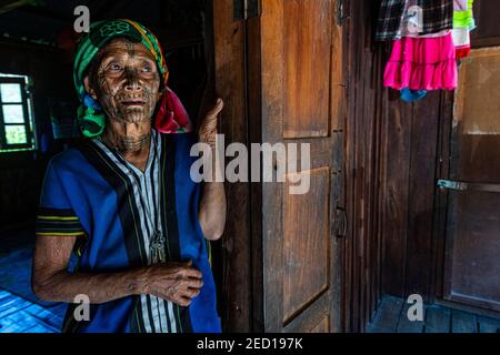 Donna di mento con tatuaggio spiderweb, Mindat, Chin stato, Myanmar Foto Stock