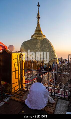 Monaco in preghiera alla Pagoda di Kyaiktiyo, roccia dorata, stato di Mon, Myanmar Foto Stock