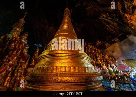 Statue di Buddha d'oro, grotta di Pindaya, Pindaya, stato di Shan, Myanmar Foto Stock