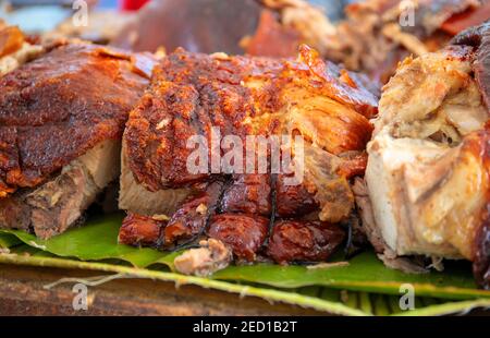 Carne di maiale arrosto cucinata alla griglia. Cucina tradizionale. Barbecue di maiale a fette con pelle d'oro. Piatto spagnolo lechon immagine ravvicinata per il menu del ristorante o ea Foto Stock