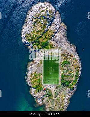 Vista aerea, Henningsvaer con stadio di calcio, isola di roccia nel mare, Vestvagoy, Lofoten, Nordland, Norvegia Foto Stock