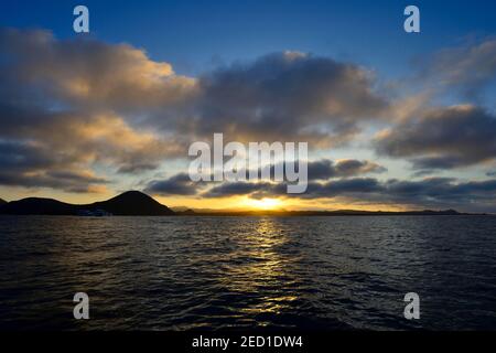 Tramonto sulla costa vulcanica, Isola Bartolomé, Galapagos, Ecuador Foto Stock