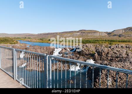 Piattaforma turistica vicino alla cascata Glanni nel fiume Nordura a Borgarfjordur In Islanda Foto Stock