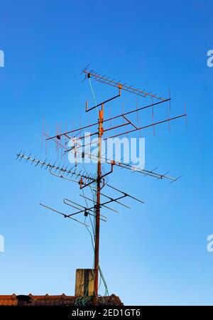 Antenna TV sul tetto della casa, Città Vecchia, Bratislava, Slovacchia Foto Stock