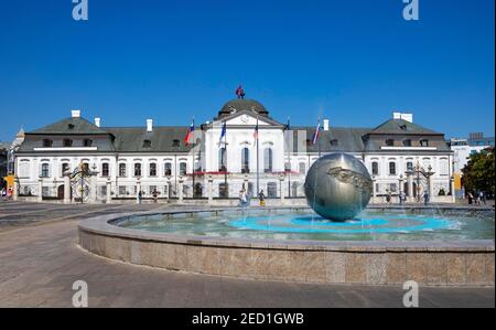 Hodzovo namestie fontana, Grassalkovich Palazzo, Palazzo di Residenza, Palazzo Presidenziale, Bratislava, Slovacchia Foto Stock