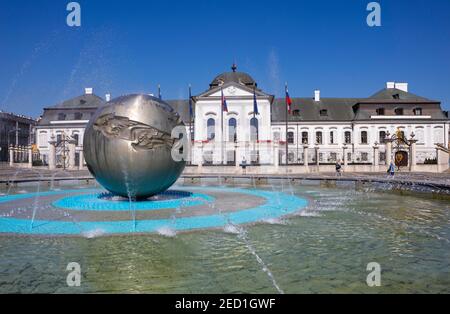 Hodzovo namestie fontana, Grassalkovich Palazzo, Palazzo di Residenza, Palazzo Presidenziale, Bratislava, Slovacchia Foto Stock