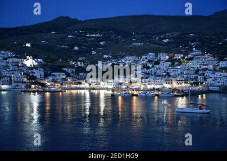 Paesaggio blu con vista panoramica del porto di Batsi nell'isola di Andros, Cicladi Grecia. Foto Stock