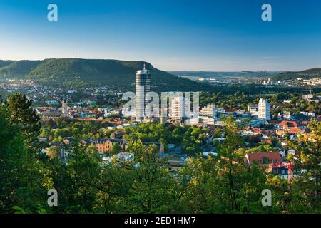 Vista sulla città con JenTower e Friedrich-Schiller-University, Jena, Saale Valley, Turingia, Germania Foto Stock