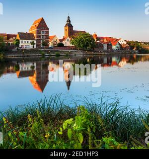 Havelberg con la chiesa di San Lorenzo e la cattedrale di San Marien, riflessione nel fiume Havel, città anseatica Havelberg, Sassonia-Anhalt, Germania Foto Stock