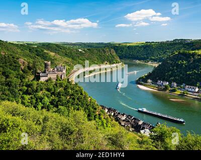 Vista del castello di Katz sul Reno, anche il castello di Neukatzenelnbogen, sul retro la roccia di Loreley, Patrimonio Mondiale dell'Umanità Valle del Medio Reno, St Foto Stock