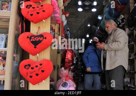 Beirut. 14 Feb 2021. Un venditore di regali espone i giocattoli nel suo negozio a Tripoli, Libano, il 14 febbraio 2021, il giorno di San Valentino. Credit: Khaled/Xinhua/Alamy Live News Foto Stock