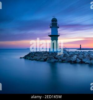 Pier Light Warnemuende all'alba, fari sul molo ovest e est, Warnemuende, città anseatica di Rostock, Meclemburgo-Pomerania occidentale, Germania Foto Stock